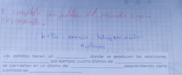 Las estrellas tienen un _donde se producen las reacciones 
_por ejemplo, cuatro átomos de_ 
se convierten en un átomo de. _desprendiendo cierta 
cantdad de_