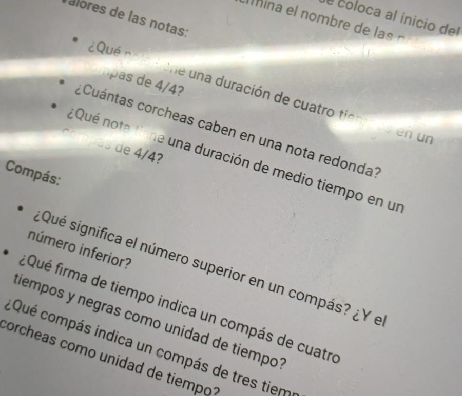 é coloca al inicio del 
alores de las notas: 
ina el nombre e 
¿Qué no é tone una duración de cuatro tie 
pas de 4/4? 
* Cuántas corcheas caben en una nota redonda? 
Us en un 
compas de 4/4? 
#Qué nota tiene una duración de medio tiempo en un 
Compás: 
número inferior? 
¿Qué significa el número superior en un compás? ¿Y e 
Qué firma de tiempo indica un compás de cuatre 
tiempos y negras como unidad de tiempot 
Qué compás indica un compás de tres tiem 
corcheas como unidad de tiempo?