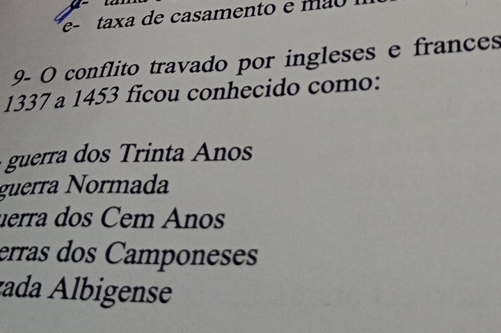 e- taxa de casamento e mão .
9- O conflito travado por ingleses e frances
1337 a 1453 ficou conhecido como:
guerra dos Trinta Anos
guerra Normada
uerra dos Cem Anos
erras dos Camponeses
zada Álbigense