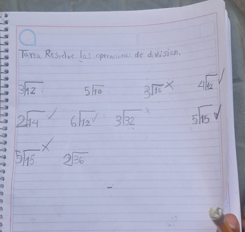 Tavea Resudve las operaciones de division.
beginarrayr 3encloselongdiv 12endarray
5sqrt(10)
3sqrt(16)* beginarrayr 4encloselongdiv 12endarray
2sqrt(14) sqrt() 6sqrt(12^V)· 3sqrt(32)
5sqrt(15)V
5sqrt (15)^(-x) 2sqrt(36)