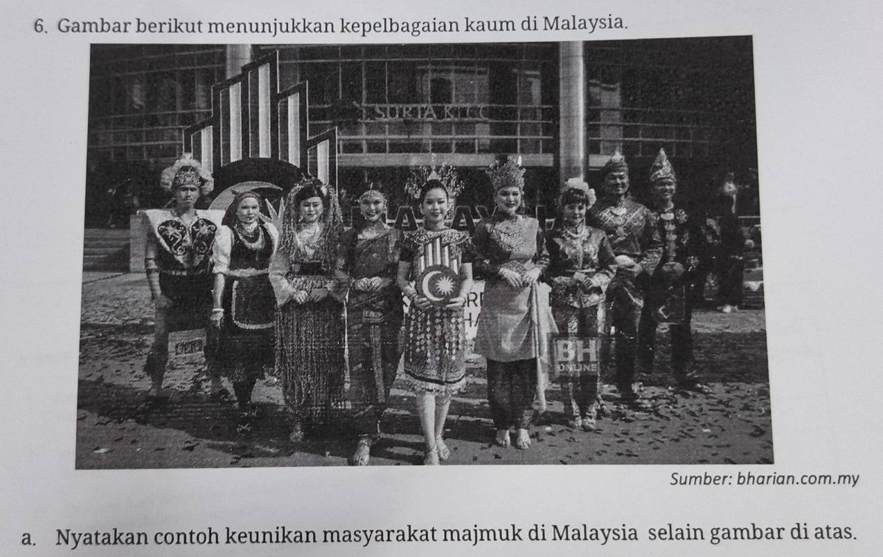 Gambar berikut menunjukkan kepelbagaian kaum di Malaysia. 
om.my 
a. Nyatakan contoh keunikan masyarakat majmuk di Malaysia selain gambar di atas.