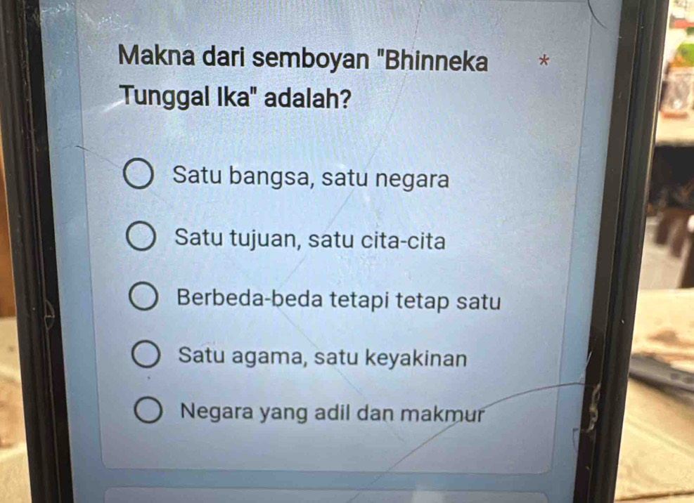 Makna dari semboyan "Bhinneka
Tunggal Ika' adalah?
Satu bangsa, satu negara
Satu tujuan, satu cita-cita
Berbeda-beda tetapi tetap satu
Satu agama, satu keyakinan
Negara yang adil dan makmur