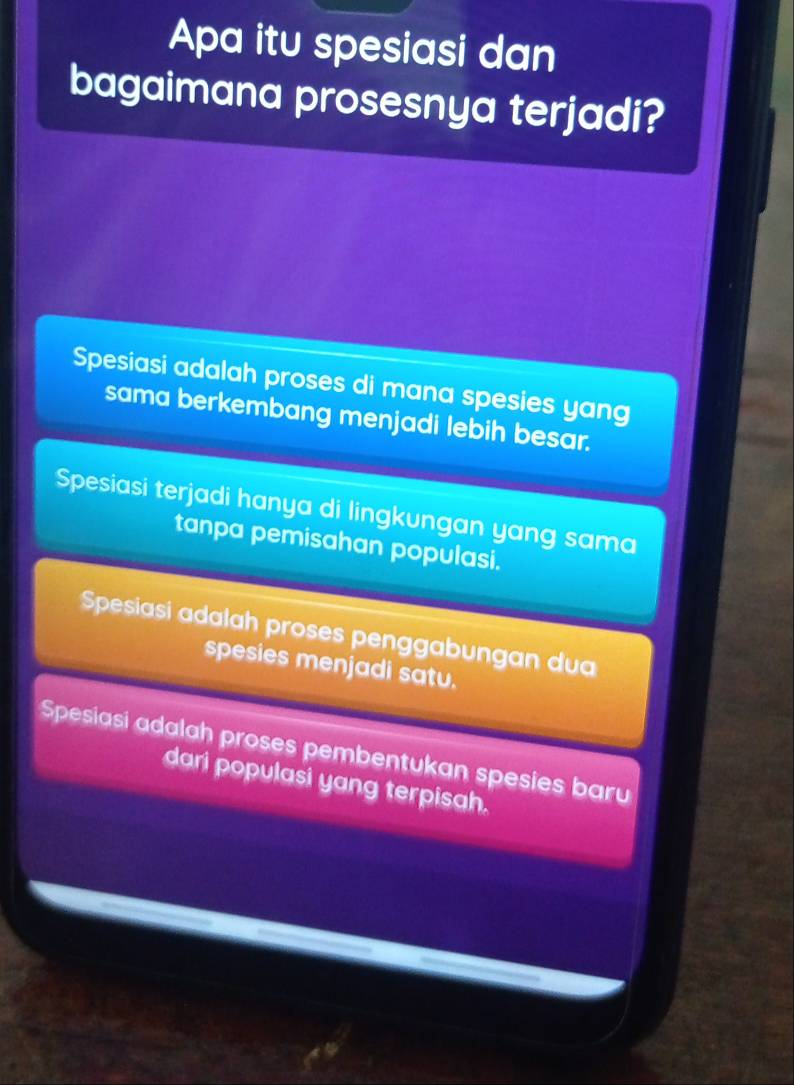 Apa itu spesiasi dan
bagaimana prosesnya terjadi?
Spesiasi adalah proses di mana spesies yang
sama berkembang menjadi lebih besar.
Spesiasi terjadi hanya di lingkungan yang sama
tanpa pemisahan populasi.
Spesiasi adalah proses penggabungan dua
spesies menjadi satu.
Spesiasi adalah proses pembentukan spesies baru
dari populasi yang terpisah.