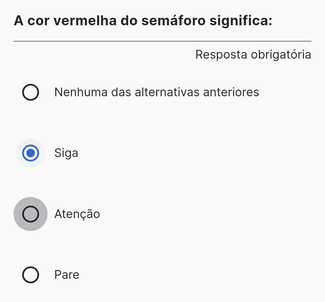 A cor vermelha do semáforo significa:
Resposta obrigatória
Nenhuma das alternativas anteriores
Siga
Atenção
Pare