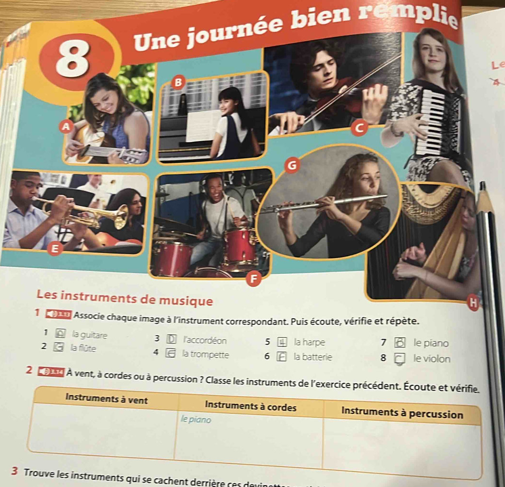 Une journée bien remplie
Le
1 9 ) Associe chaque image à l'instrument correspondant. Puis écoute, vérifie et répète.
1 À la guítare 3 D l'accordéon 5 la harpe le piano
7
2 la flûte 4 la trompette 6 la batterie 8 le violon
2 1 950 À vent, à cordes ou à percussion ? Classe les instrum
ent derrière ces dauir