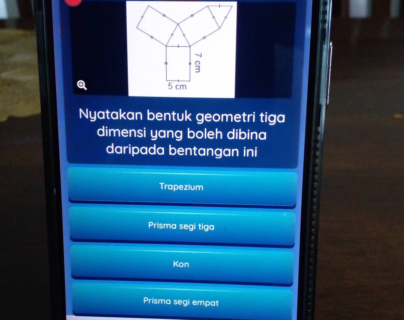 ④、 
Nyatakan bentuk geometri tiga 
dimensi yang boleh dibina 
daripada bentangan ini 
Trapezium 
Prisma segi tiga 
Kon 
Prisma segi empat