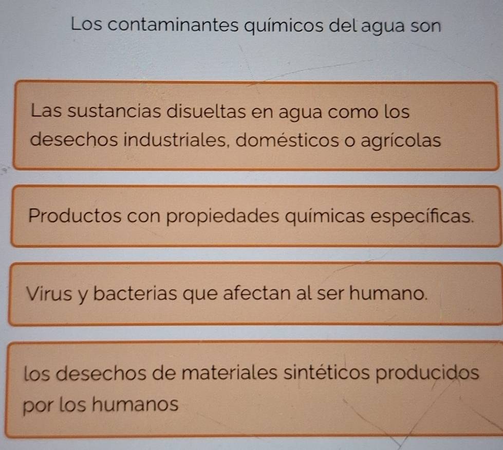 Los contaminantes químicos del agua son
Las sustancias disueltas en agua como los
desechos industriales, domésticos o agrícolas
Productos con propiedades químicas específicas.
Virus y bacterias que afectan al ser humano.
los desechos de materiales sintéticos producidos
por los humanos