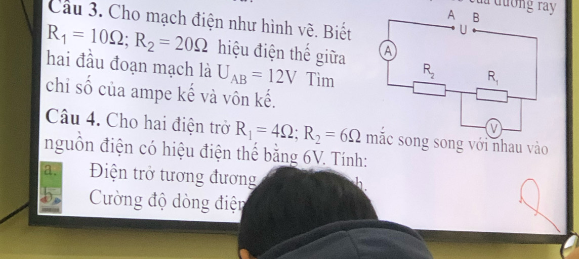 da đương rảy
Câu 3. Cho mạch điện như hình vẽ. Biết
R_1=10Omega ;R_2=20Omega hiệu điện thế giữa
hai đầu đoạn mạch là U_AB=12V Tìm
chỉ số của ampe kế và vôn kế.
Câu 4. Cho hai điện trở R_1=4Omega ;R_2=6Omega song với nhau vào
nguồn điện có hiệu điện thể bằng 6V. Tính:
a.  Điện trở tương đương
h.
b  Cường độ dòng điện