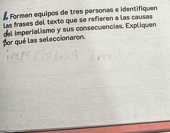 Formen equipos de tres personas e identifiquen 
las frases del texto que se refieren a las causas 
del imperialismo y sus consecuencias. Expliquen 
por qué las seleccionaron.