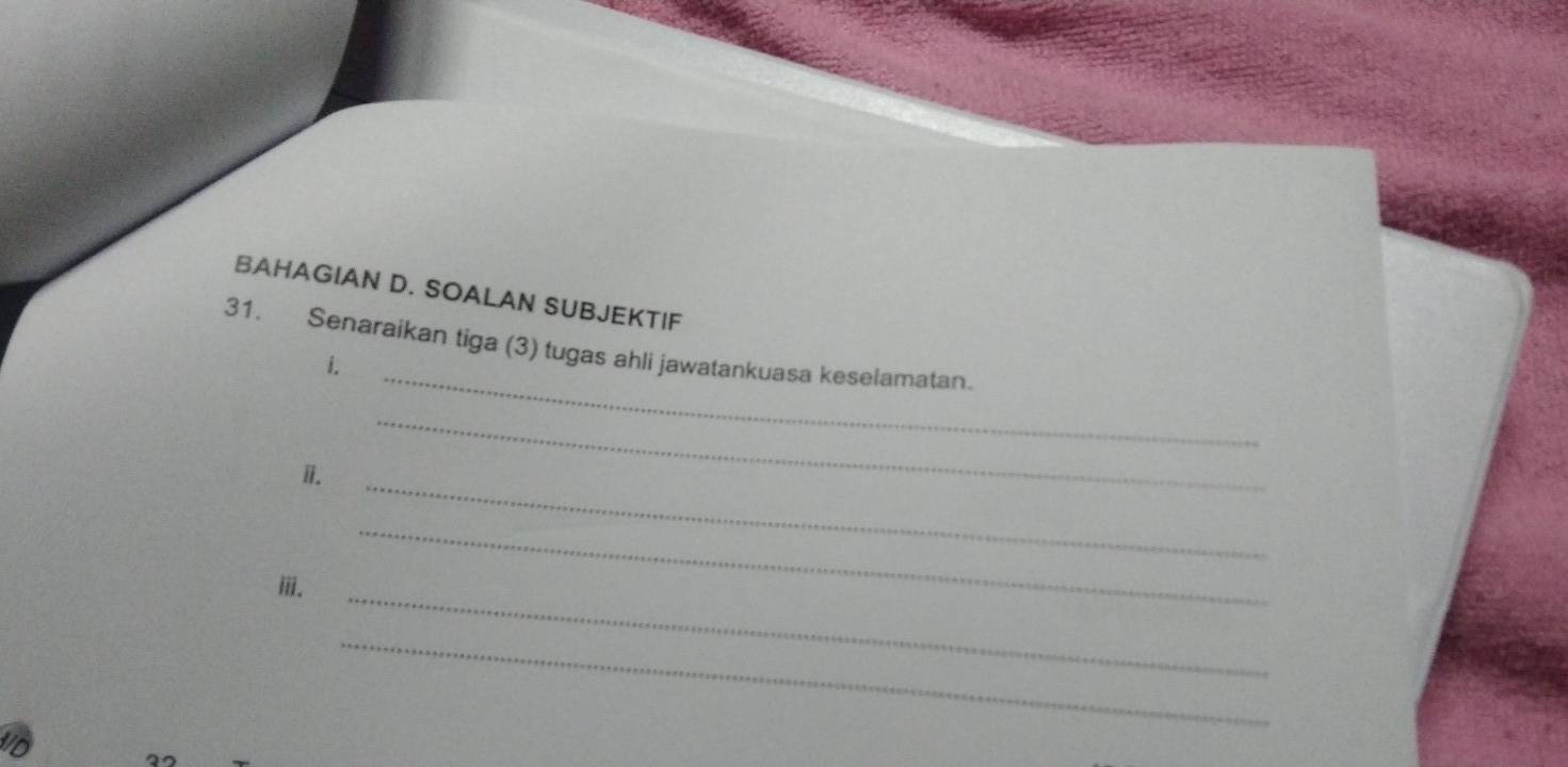 BAHAGIAN D. SOALAN SUBJEKTIF 
_ 
31. Senaraikan tiga (3) tugas ahli jawatankuasa keselamatan. 
i. 
i._ 
_ 
i._ 
_ 
_