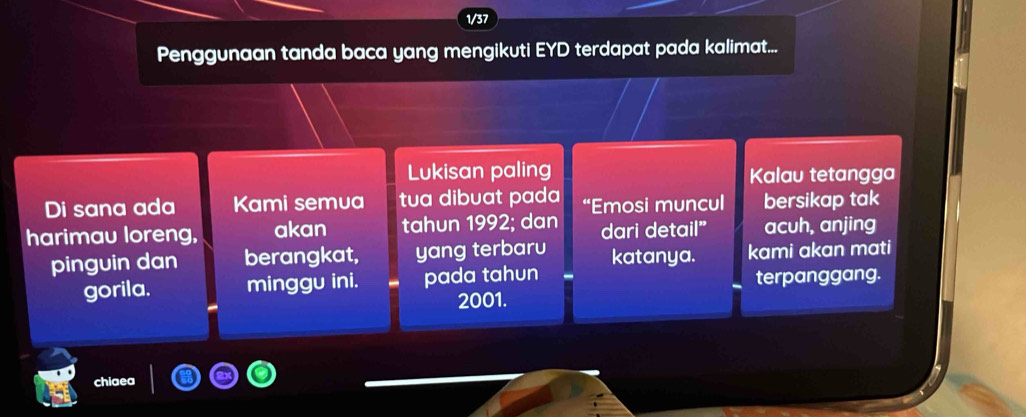 1/37 
Penggunaan tanda baca yang mengikuti EYD terdapat pada kalimat... 
Lukisan paling Kalau tetangga 
Di sana ada Kami semua tua dibuat pada 
harimau loreng, akan tahun 1992; dan “Emosi muncul bersikap tak 
pinguin dan berangkat, yang terbaru dari detail” acuh, anjing 
gorila. minggu ini. pada tahun katanya. kami akan mati 
terpanggang. 
2001. 
chiaea