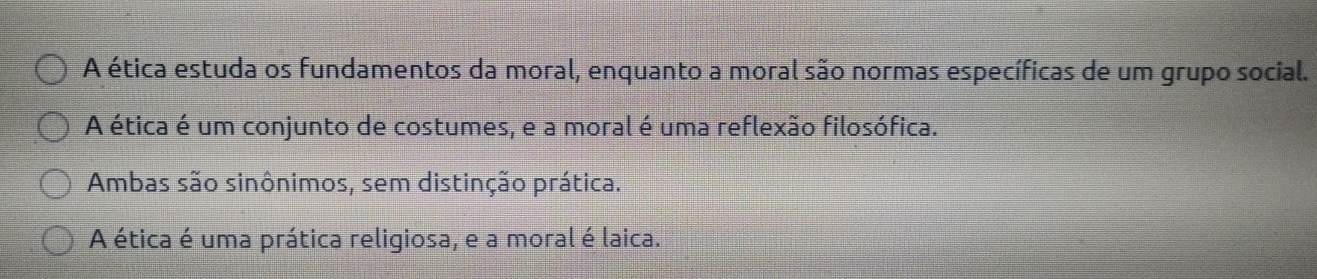 A ética estuda os fundamentos da moral, enquanto a moral são normas específicas de um grupo social.
A ética é um conjunto de costumes, e a moral é uma reflexão filosófica.
Ambas são sinônimos, sem distinção prática.
A ética é uma prática religiosa, e a moral é laica.