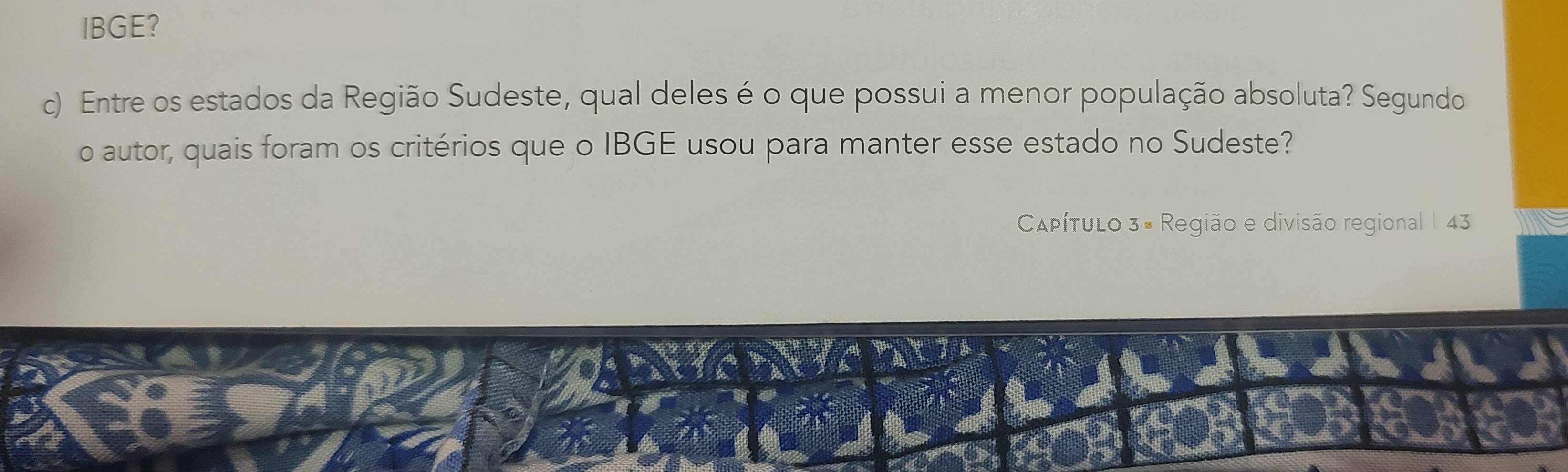 IBGE? 
c) Entre os estados da Região Sudeste, qual deles é o que possui a menor população absoluta? Segundo 
o autor, quais foram os critérios que o IBGE usou para manter esse estado no Sudeste? 
Capítulo 3 ª Região e divisão regional | 43