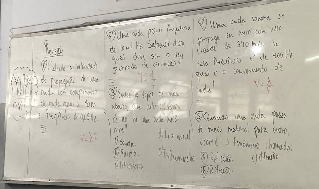 QUma onda possui fregancia Uma onda sonora se 
Rersdo 
de 10 mil He. Sabendo disso propaga em mso con velo- 
①Calcule a vloctade quil dive sir o sey cidadi do 340 m1. Se 
perrodo de oscilalao? sua frequincia do 4oo lte 
d popuyuian d au T= 1/f 
qual t o comprimanto de 
Ouda con comprente ③ entre as tipos the oudo ouda?
v= lambda /f 
o8f1 do onda quill a com abaio, puadl dolo correspon 
e freguincia d opsi2. de ao di una onda mrá ⑤ Quaudo una ohcla passa 
nica? d lut uisid de meio matuia para outro 
ocorre o fenomwo, chama do:
V=lambda · f Sondra infaranalha a Ref1cuāo. c dffaio. 
⑥Rdi0x. 
culroidet.