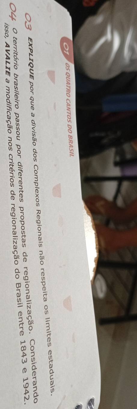 OS QUATRO CANTOS DO BRASIL 
EXPLIQUE por que a divisão dos Complexos Regionais não respeita os limites estaduais. 
O território brasileiro passou por diferentes propostas de regionalização. Considerando 
isso, AVALIE a modificação nos critérios de regionalização do Brasil entre 1843 e 1942.