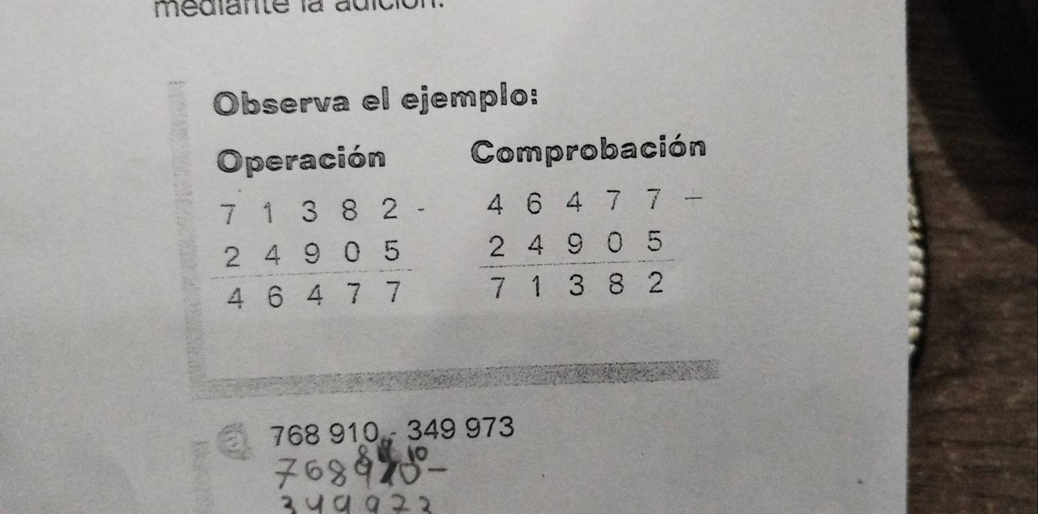 mediante la à 
Observa el ejemplo: 
Operación Comprobación
71382
 24905/46477  beginarrayr 46477- 24905 hline 71382endarray

OO 0-349973