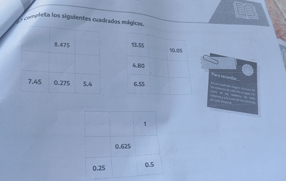 completa los siguientes cuadrados mágicos. 
Para recordar... 

En un cuadrado mágico, la suma de 
los números de cada fila es igual a la 
suma de los números de cada 
columna y a la suma de los números 
de cada diagonal