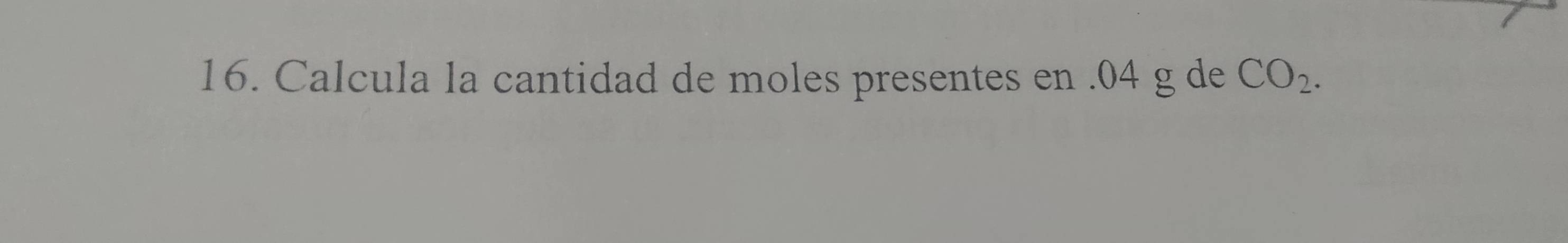 Calcula la cantidad de moles presentes en . 04 g de CO_2.