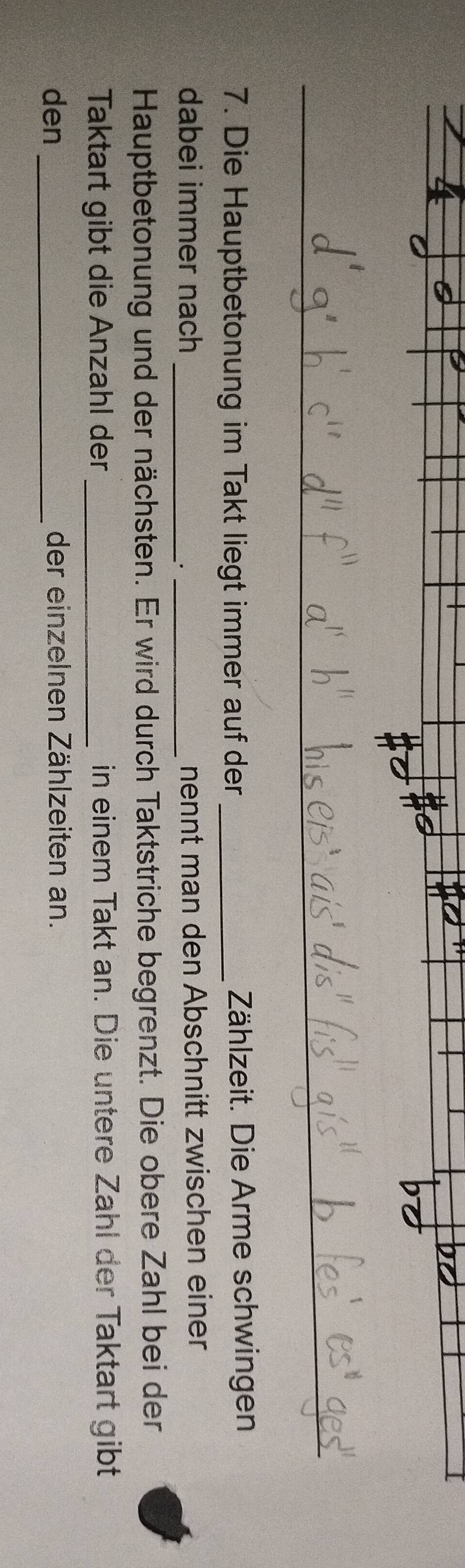 Die Hauptbetonung im Takt liegt immer auf der _Zählzeit. Die Arme schwingen 
dabei immer nach __nennt man den Abschnitt zwischen einer 
_· 
Hauptbetonung und der nächsten. Er wird durch Taktstriche begrenzt. Die obere Zahl bei der 
Taktart gibt die Anzahl der _in einem Takt an. Die untere Zahl der Taktart gibt 
den _der einzelnen Zählzeiten an.