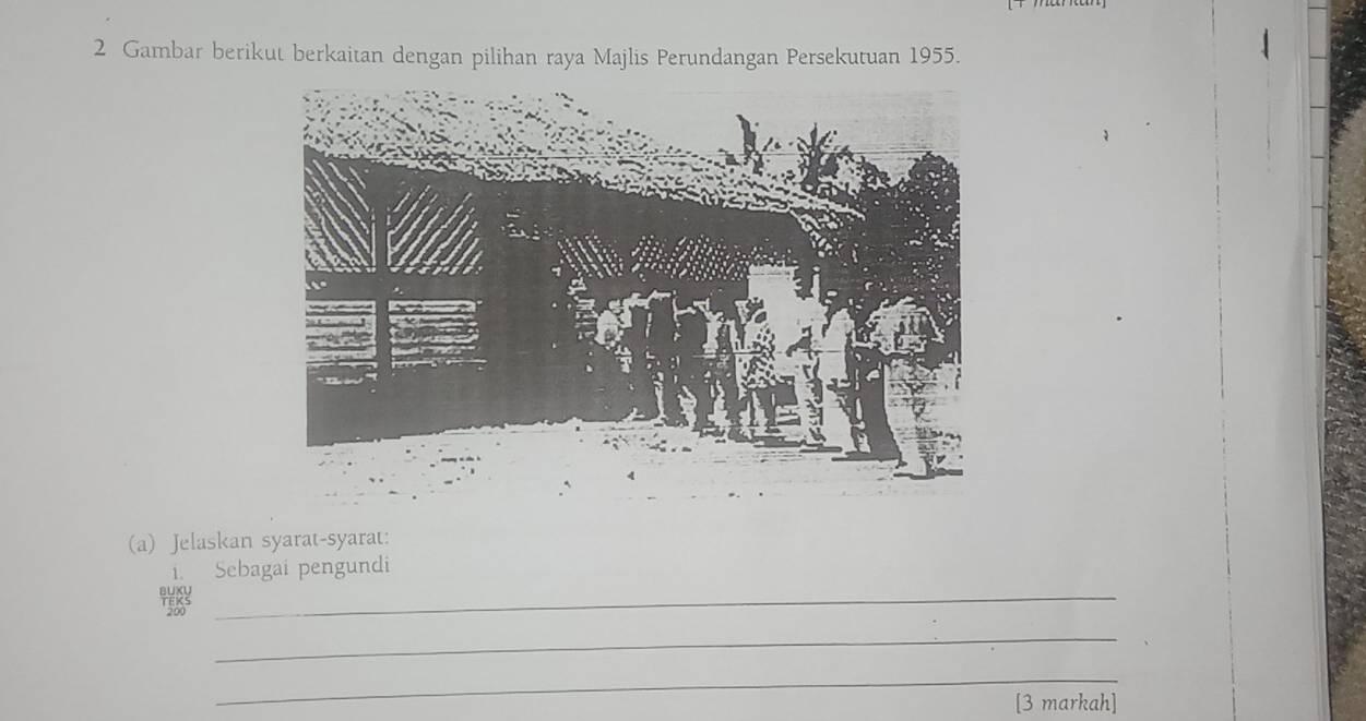 Gambar berikut berkaitan dengan pilihan raya Majlis Perundangan Persekutuan 1955. 
(a) Jelaskan syarat-syarat: 
i. Sebagai pengundi 
_ 
_ 
_ 
[3 markah]