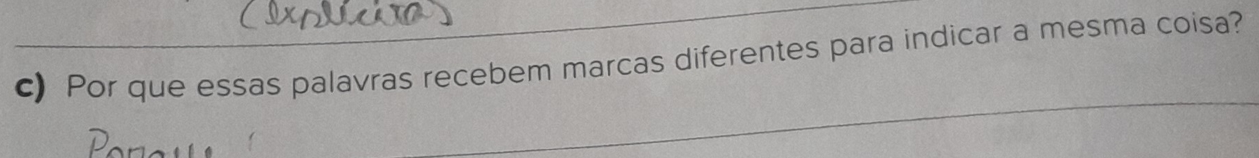 Por que essas palavras recebem marcas diferentes para indicar a mesma coisa?