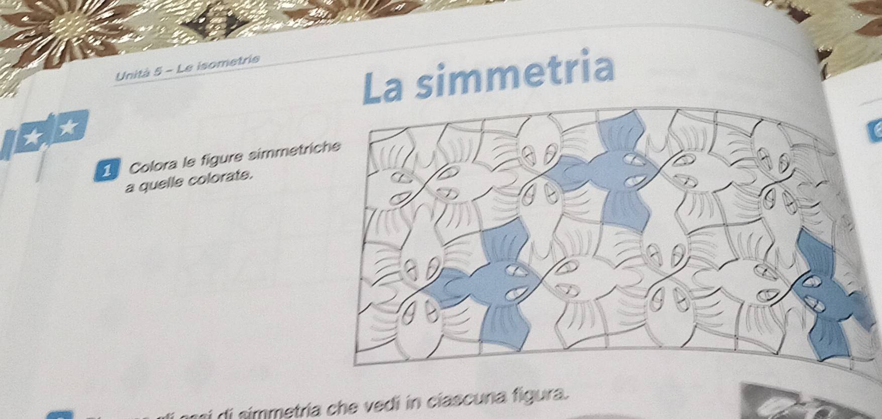 La simmetria 
Unità 5 - Le isometrie 
1 Colora le fígure simmetric 
a quelle colorate. 
aí di símmetria che vedi in ciascuna figura.