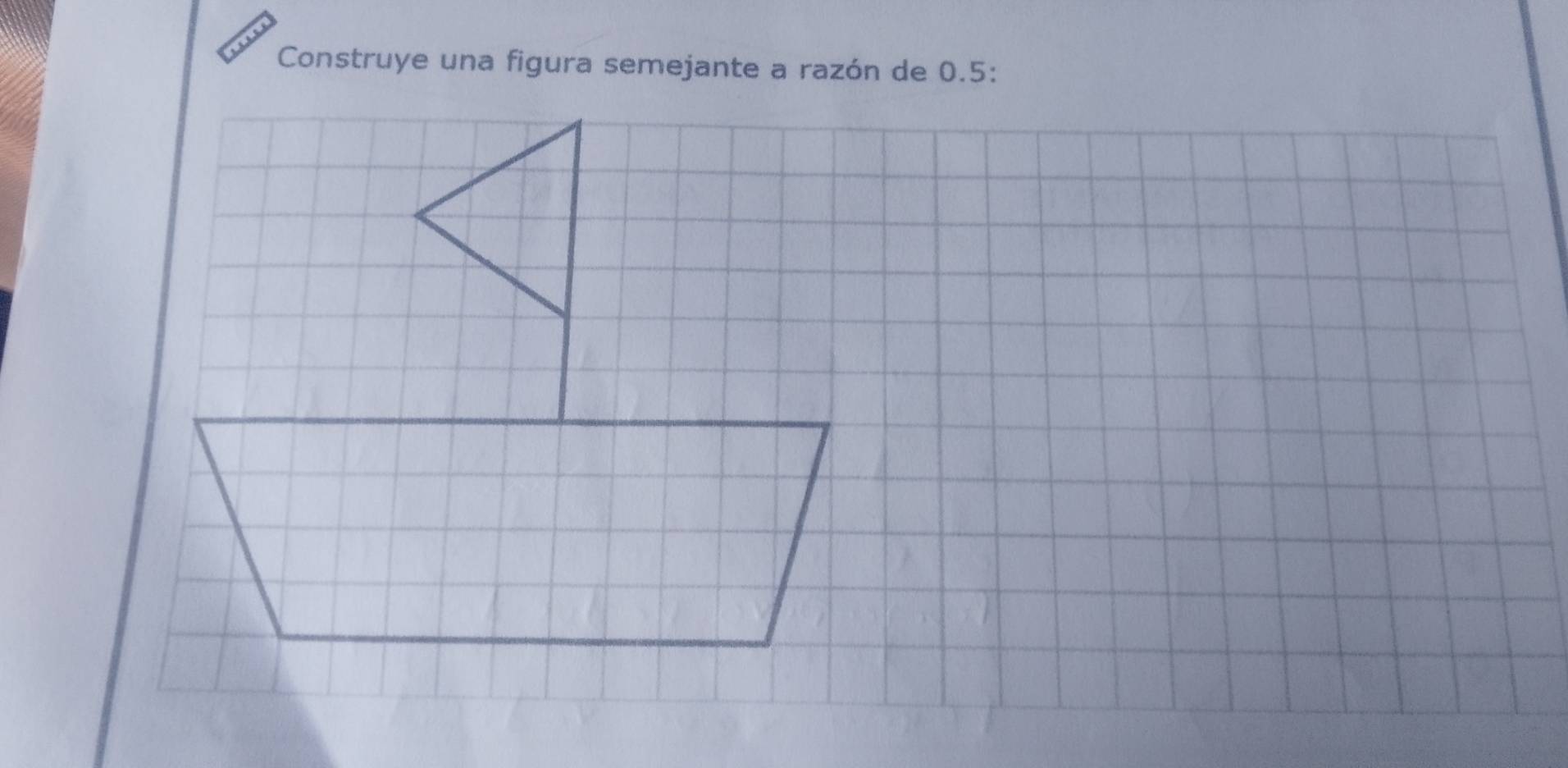 Construye una figura semejante a razón de 0.5 :