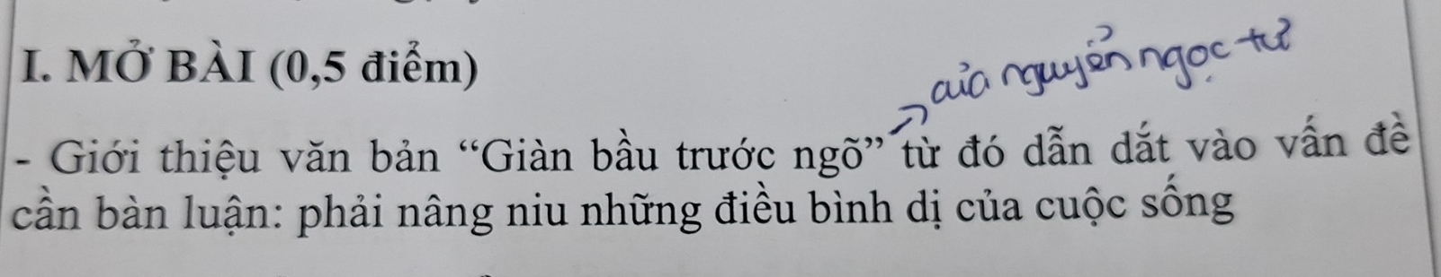 MỞ BÀI (0,5 điểm) 
- Giới thiệu văn bản “Giàn bầu trước ngõ” từ đó dẫn dắt vào vấn đề 
cần bàn luận: phải nâng niu những điều bình dị của cuộc sống