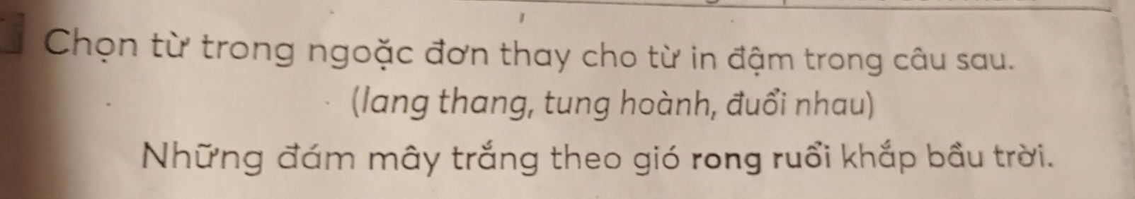 Chọn từ trong ngoặc đơn thay cho từ in đậm trong câu sau. 
(lang thang, tung hoành, đuổi nhau) 
Những đám mây trắng theo gió rong ruổi khắp bầu trời.