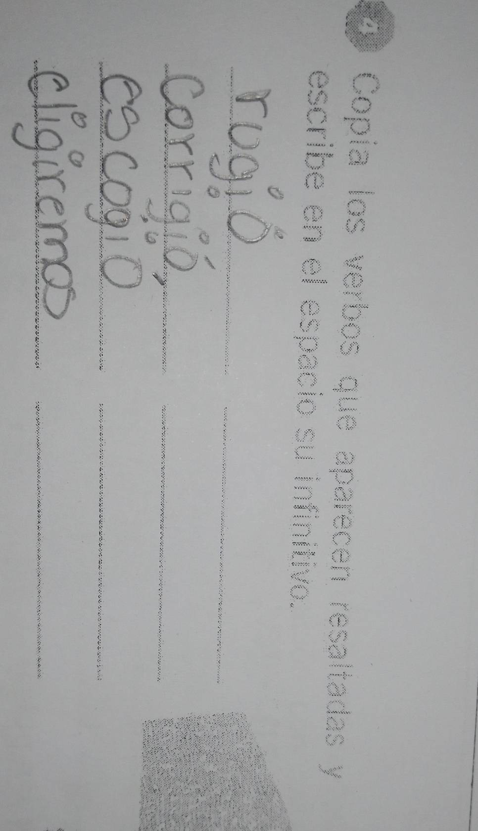 a Copía los verbos que aparecen resaltadas y 
escribe en el espacio su infinitivo. 
_ 
_ 
_ 
_ 
_ 
_ 
__