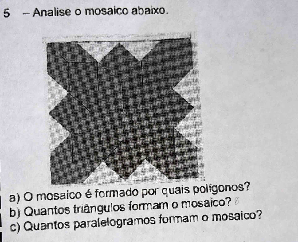 Analise o mosaico abaixo. 
a) O mosaico é formado por quais poígonos? 
b) Quantos triângulos formam o mosaico? 
c) Quantos paralelogramos formam o mosaico?