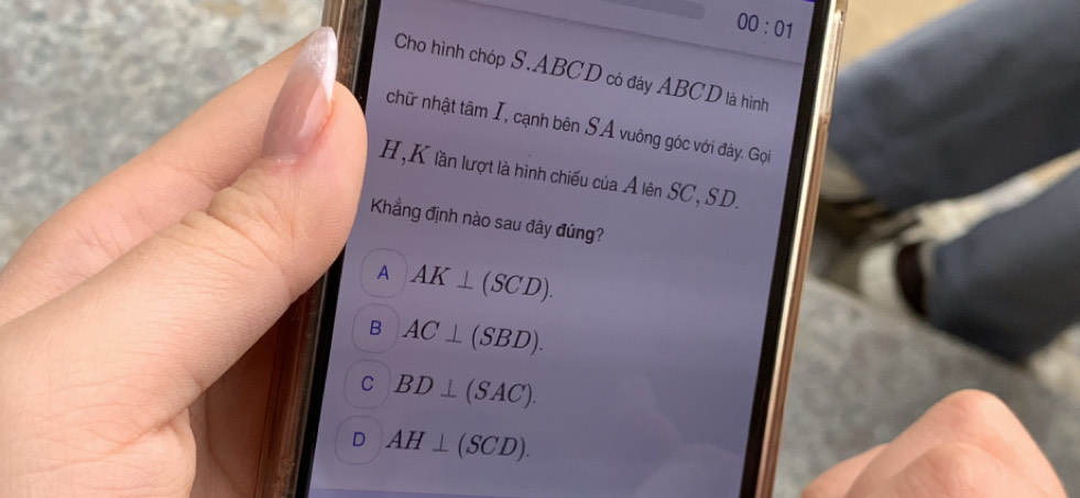 00:01 
Cho hình chóp S. ABCD có đáy ABCD là hình
chữ nhật tâm I, cạnh bên SA vuông góc với đảy. Gọi
H, K lần lượt là hình chiếu của A lên SC, SD.
Khẳng định nào sau đây đúng?
A AK⊥ (SCD).
B AC⊥ (SBD).
C BD⊥ (SAC).
D AH⊥ (SCD).