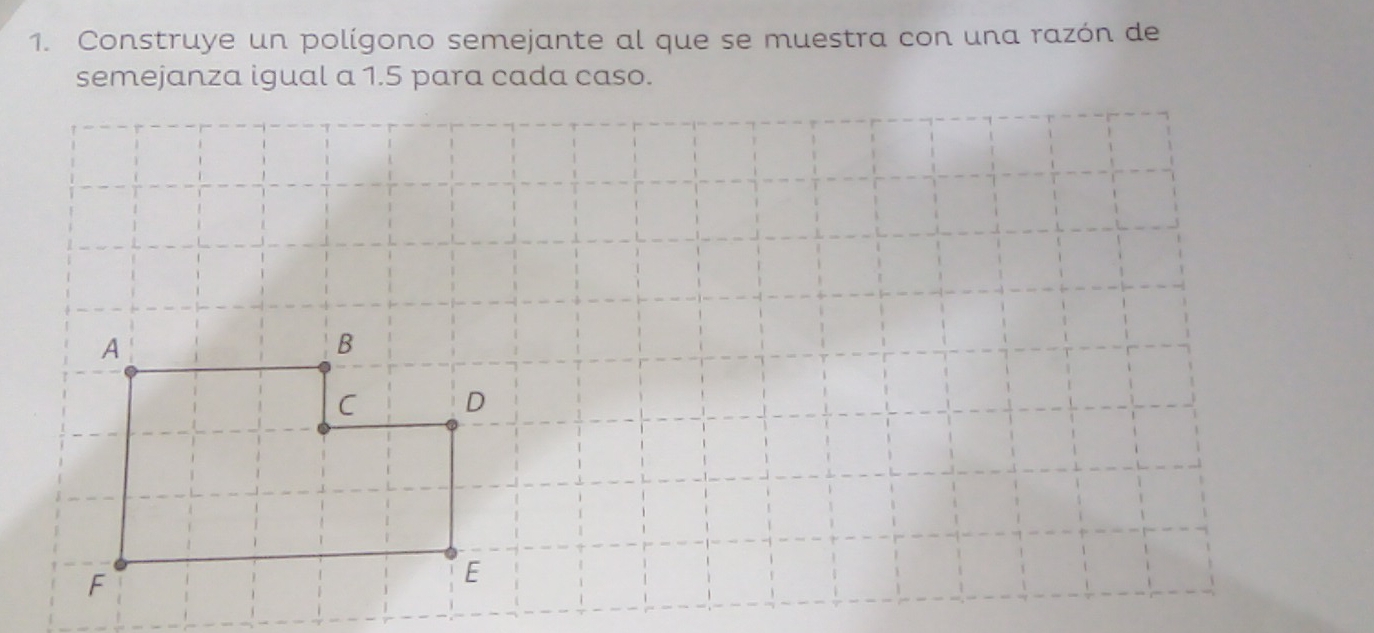 Construye un polígono semejante al que se muestra con una razón de
semejanza igual a 1.5 para cada caso.