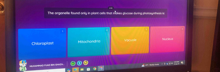 The organelle found only in plant cells that makes glucose during photosynthesis is:
Chloroplast Mitochondria Vacuole Nucleus
MUHAMMAD FUAD BIN GHAZA 25'C Moil