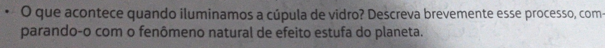 que acontece quando iluminamos a cúpula de vidro? Descreva brevemente esse processo, com- 
parando-o com o fenômeno natural de efeito estufa do planeta.