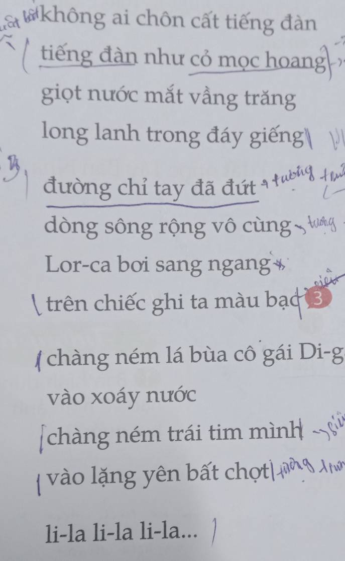 không ai chôn cất tiếng đàn 
tiếng đàn như cỏ mọc hoang 
giọt nước mắt vầng trăng 
long lanh trong đáy giếng 
đường chỉ tay đã đứt 
dòng sông rộng vô cùng 
Lor-ca boi sang ngang 
 trên chiếc ghi ta màu bạo 3 
chàng ném lá bùa cô gái Di-g 
vào xoáy nước 
chàng ném trái tim mình 
vào lặng yên bất chợt 
li-la li-la li-la...