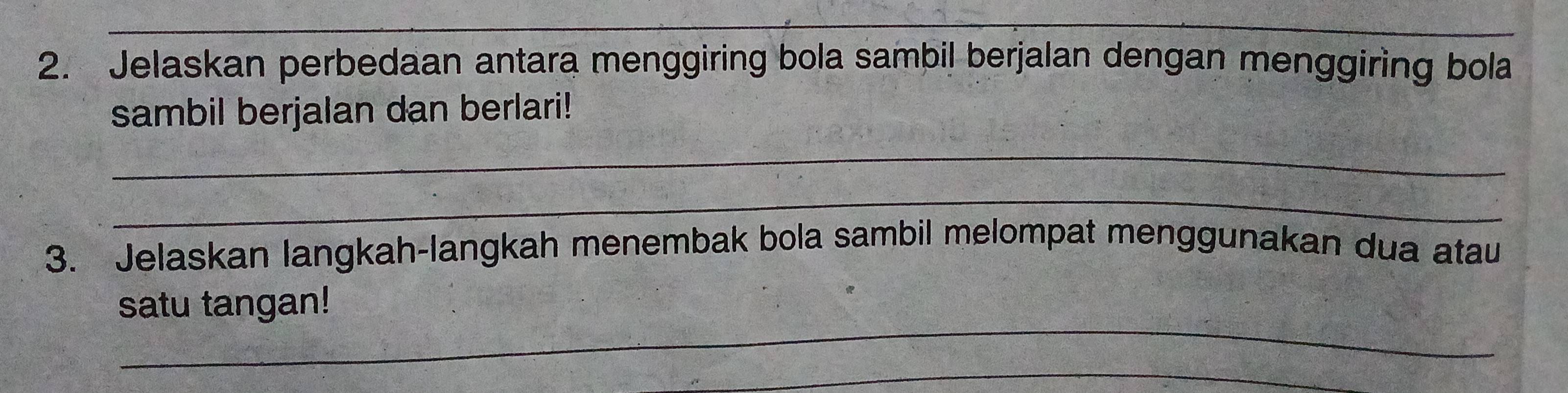 Jelaskan perbedaan antara menggiring bola sambil berjalan dengan menggiring bola 
sambil berjalan dan berlari! 
_ 
_ 
3. Jelaskan langkah-langkah menembak bola sambil melompat menggunakan dua atau 
_ 
satu tangan! 
_