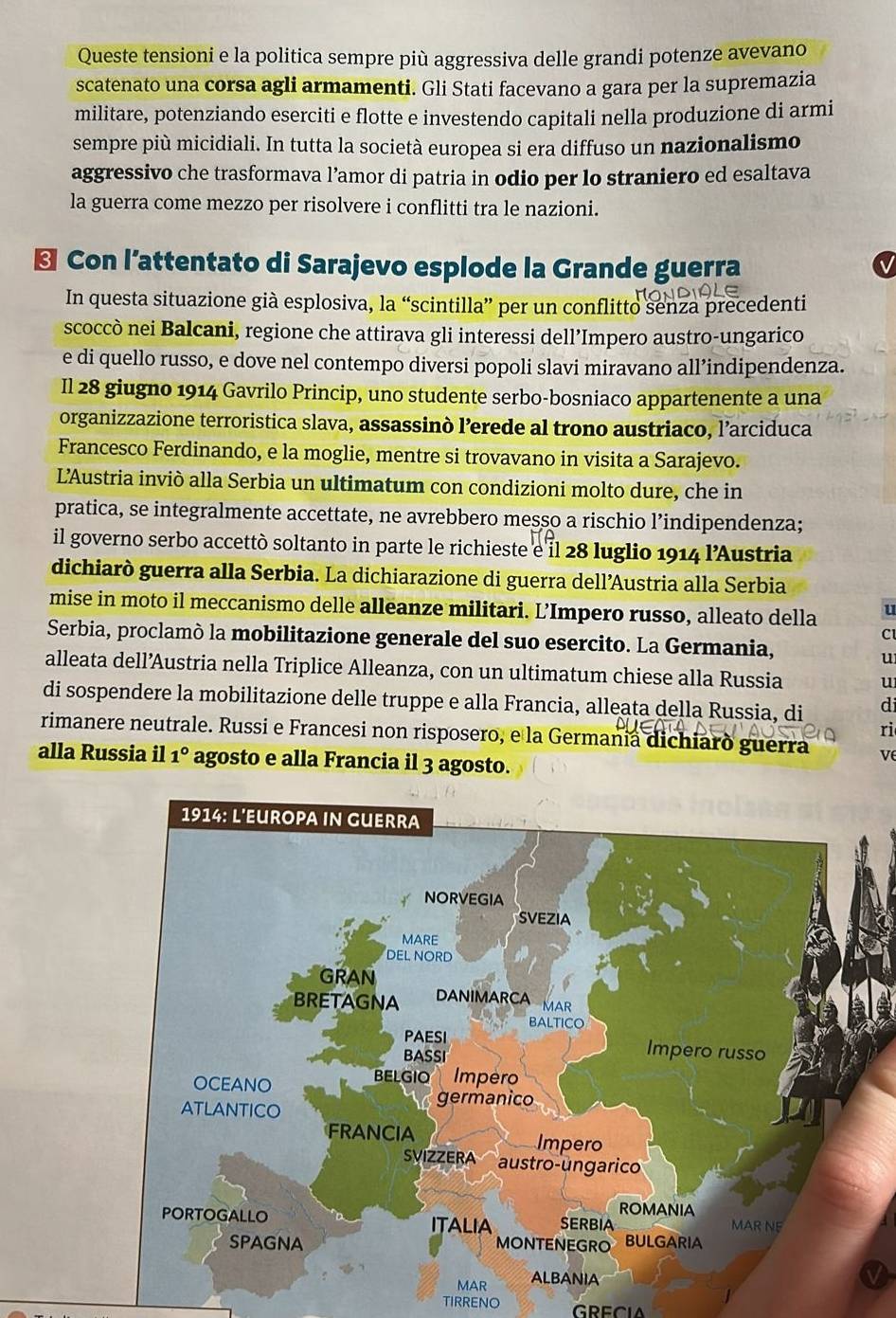 Queste tensioni e la politica sempre più aggressiva delle grandi potenze avevano
scatenato una corsa agli armamenti. Gli Stati facevano a gara per la supremazia
militare, potenziando eserciti e flotte e investendo capitali nella produzione di armi
sempre più micidiali. In tutta la società europea si era diffuso un nazionalismo
aggressivo che trasformava l’amor di patria in odio per lo straniero ed esaltava
la guerra come mezzo per risolvere i conflitti tra le nazioni.
← Con l’attentato di Sarajevo esplode la Grande guerra
In questa situazione già esplosiva, la “scintilla” per un conflitto senza precedenti
scoccò nei Balcani, regione che attirava gli interessi dell’Impero austro-ungarico
e di quello russo, e dove nel contempo diversi popoli slavi miravano all’indipendenza.
Il 28 giugno 1914 Gavrilo Princip, uno studente serbo-bosniaco appartenente a una
organizzazione terroristica slava, assassinò l’erede al trono austriaco, l’arciduca
Francesco Ferdinando, e la moglie, mentre si trovavano in visita a Sarajevo.
L'Austria inviò alla Serbia un ultimatum con condizioni molto dure, che in
pratica, se integralmente accettate, ne avrebbero messo a rischio l’indipendenza;
il governo serbo accettò soltanto in parte le richieste e il 28 luglio 1914 l'Austria
dichiarò guerra alla Serbia. La dichiarazione di guerra dell’Austria alla Serbia
mise in moto il meccanismo delle alleanze militari. L’Impero russo, alleato della
Serbia, proclamò la mobilitazione generale del suo esercito. La Germania,
C
u
alleata dell’Austria nella Triplice Alleanza, con un ultimatum chiese alla Russia u
di sospendere la mobilitazione delle truppe e alla Francia, alleata della Russia, di di
ri
rimanere neutrale. Russi e Francesi non risposero, e la Germania dichiaro guerra v
alla Russia il 1° agosto e alla Francia il 3 agosto.
TIRRENO GRECIA