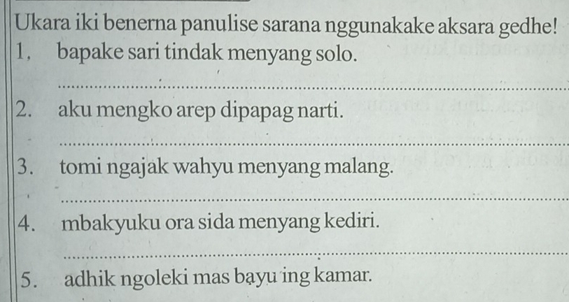 Yetuk onaning eshagida qora tanli odam