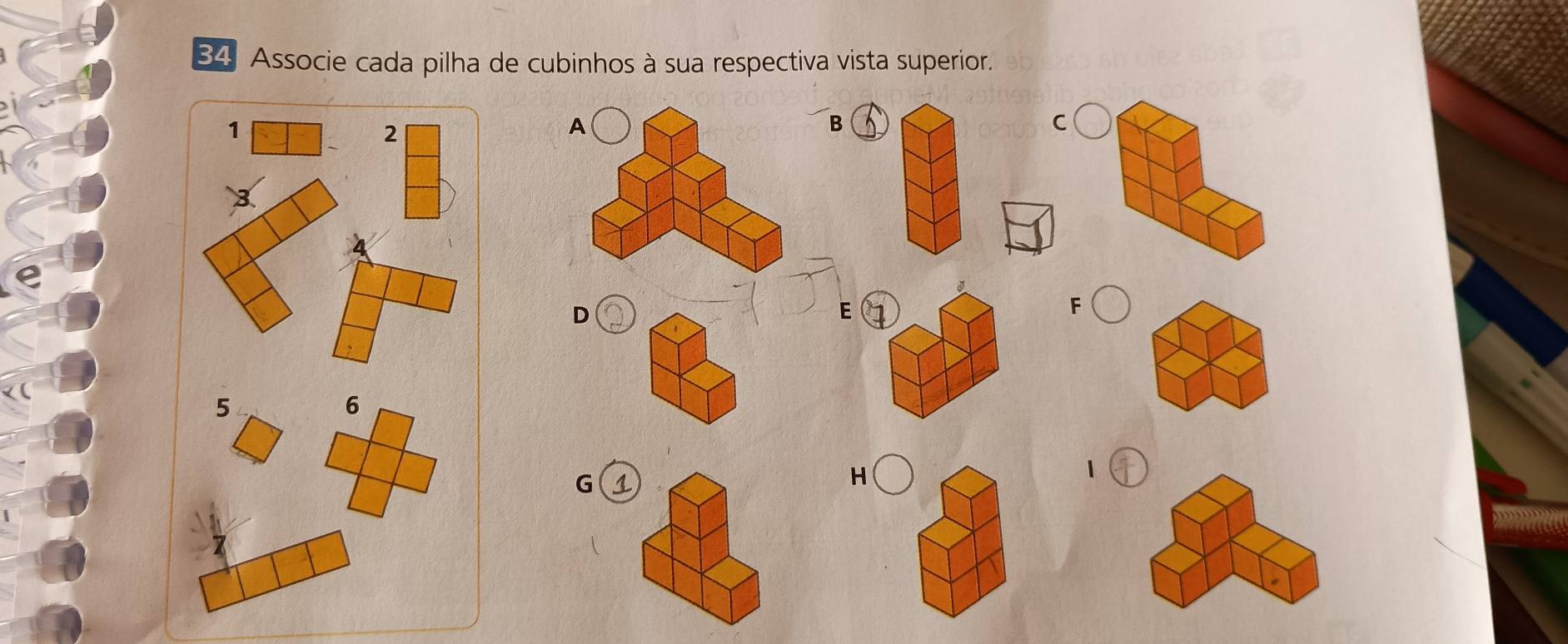 Associe cada pilha de cubinhos à sua respectiva vista superior.
1
2
B
C
e
D
E
F
5
6
G 1
H
1