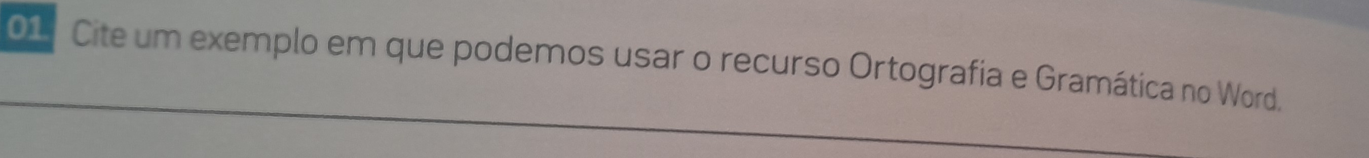 Cite um exemplo em que podemos usar o recurso Ortografia e Gramática no Word.