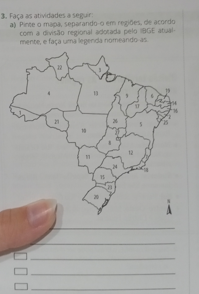 Faça as atividades a seguir: 
a) Pinte o mapa, separando-o em regiões, de acordo 
com a divisão regional adotada pelo IBGE atual- 
mente, e faça uma legenda nomeando-as. 
_ 
_ 
_ 
_ 
_