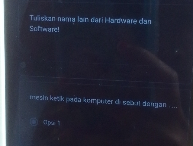 Tuliskan nama lain dari Hardware dan 
Software! 
mesin ketik pada komputer di sebut dengan ._ 
Opsi 1