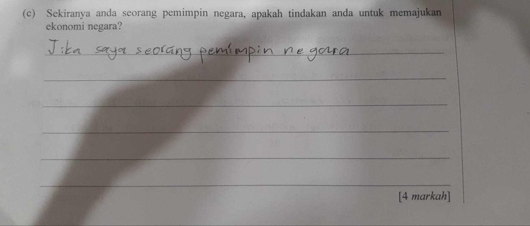 Sekiranya anda seorang pemimpin negara, apakah tindakan anda untuk memajukan 
ekonomi negara? 
_ 
_ 
_ 
_ 
_ 
_ 
[4 markah]