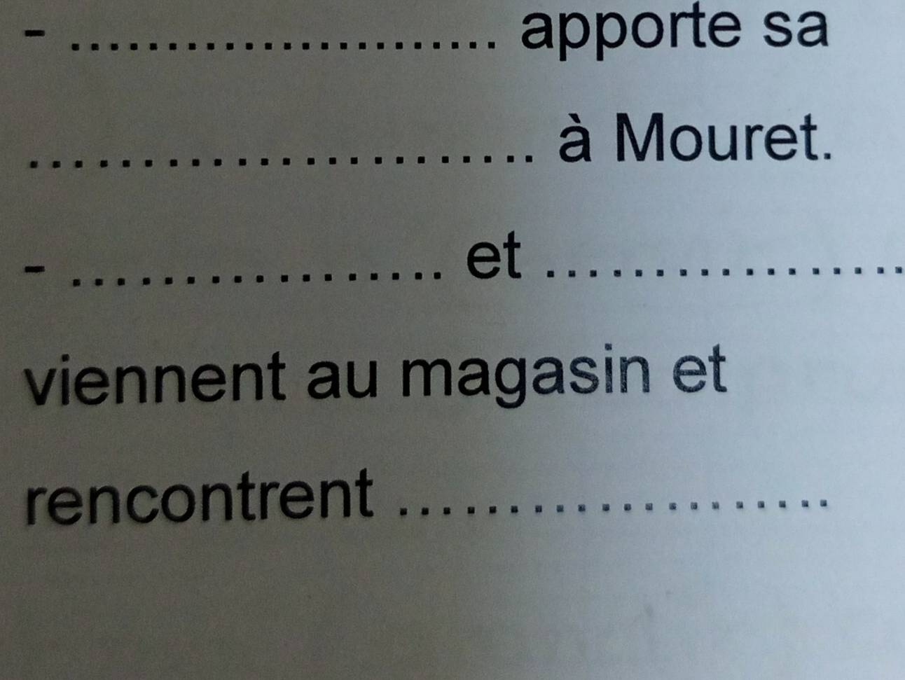 apporte sa 
_à Mouret. 
_ 
et_ 
viennent au magasin et 
rencontrent_