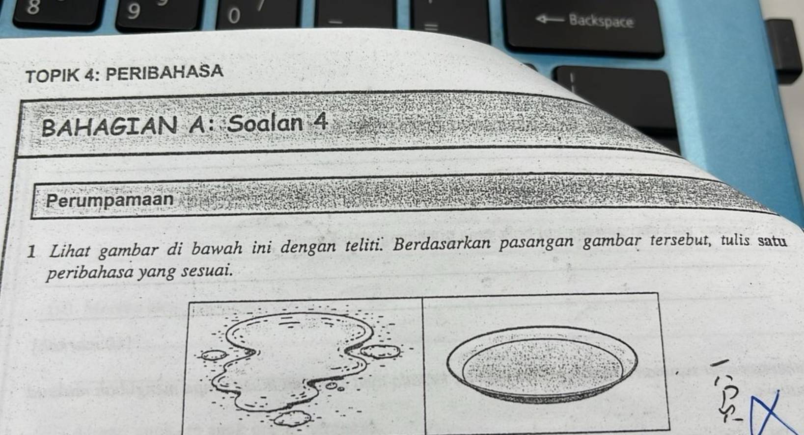 8 
4 
Backspace 
TOPIK 4: PERIBAHASA 
BAHAGIAN A: Soalan 4 
Perumpamaan 
1 Lihat gambar di bawah ini dengan teliti. Berdasarkan pasangan gambar tersebut, tulis satu 
peribahasa yang sesuai.