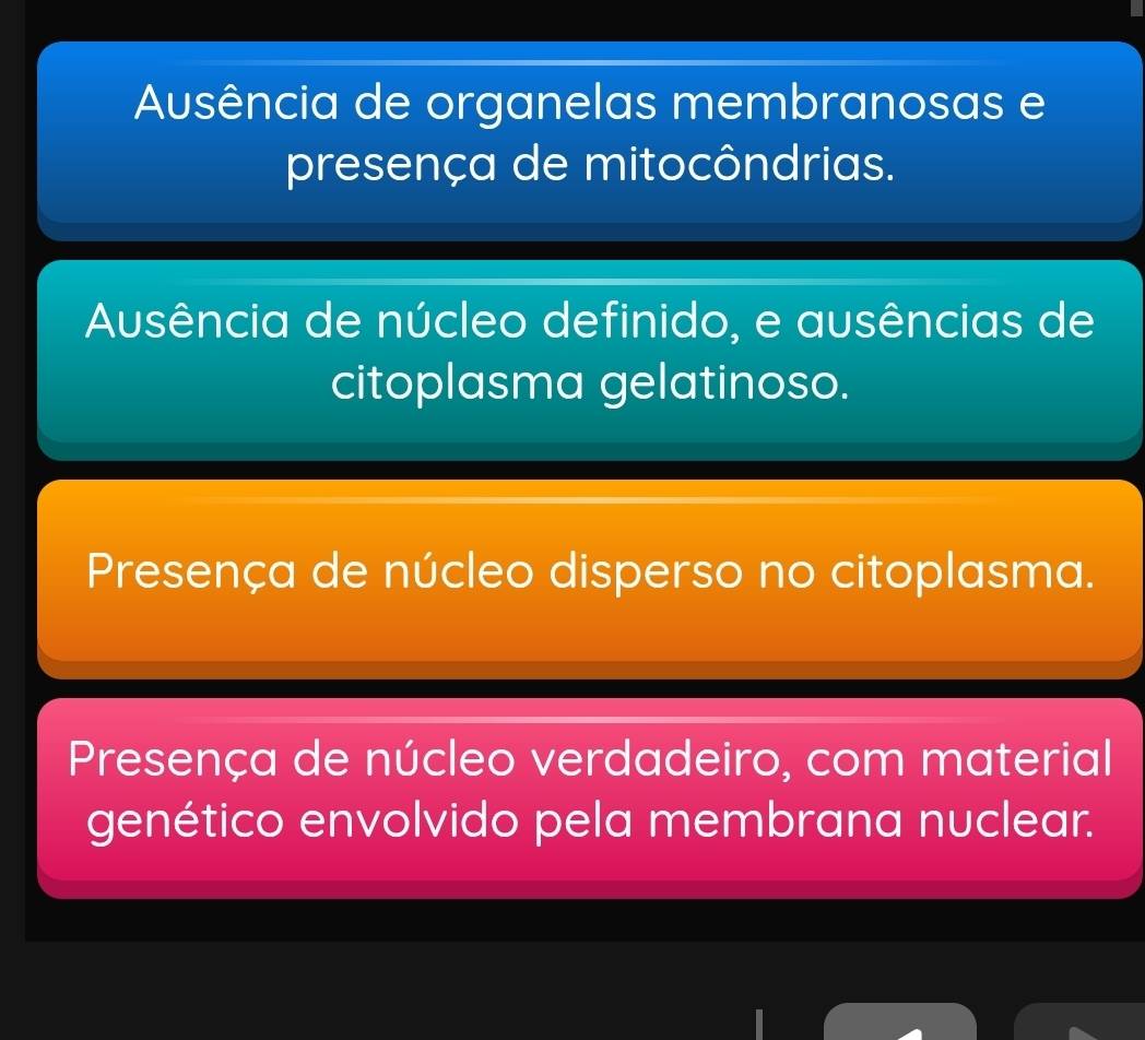 Ausência de organelas membranosas e
presença de mitocôndrias.
Ausência de núcleo definido, e ausências de
citoplasma gelatinoso.
Presença de núcleo disperso no citoplasma.
Presença de núcleo verdadeiro, com material
genético envolvido pela membrana nuclear.