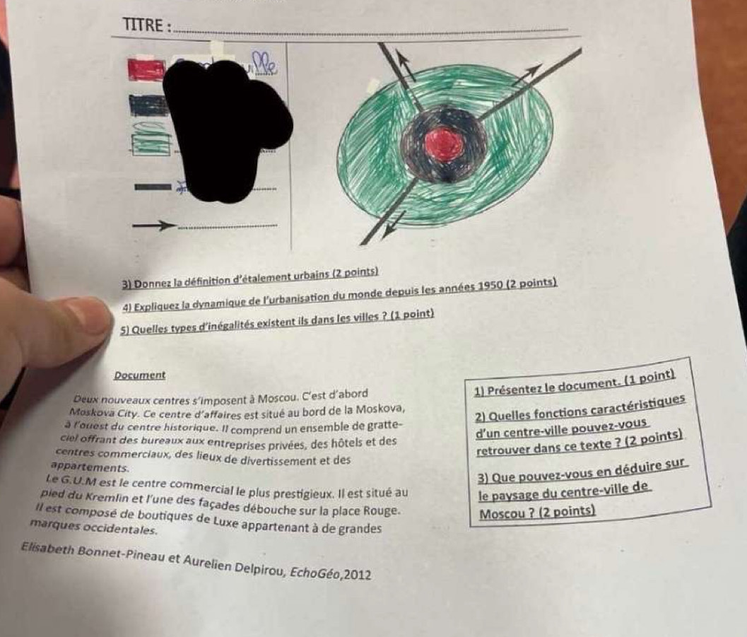 TITRE :_ 
3) Donnez la définition d'étalement urbains (2 points) 
4) Expliquez la dynamique de l'urbanisation du monde depuis les années 1950 (2 points) 
5) Quelles types d'inégalités existent ils dans les villes ? (1 point) 
Document 
Deux nouveaux centres s'imposent à Moscou. C'est d'abord 
1) Présentez le document. (1 point) 
2) Quelles fonctions caractéristiques 
Moskova City. Ce centre d’affaires est situé au bord de la Moskova, 
a f'ouest du centre historique. Il comprend un ensemble de gratte- 
d’un centre-ville pouvez-vous 
ciel offrant des bureaux aux entreprises privées, des hôtels et des 
retrouver dans ce texte ? (2 points) 
centres commerciaux, des lieux de divertissement et des 
appartements 
3) Que pouvez-vous en déduire sur 
Le G.U.M est le centre commercial le plus prestigieux. Il est situé au le paysage du centre-ville de 
pied du Kremlin et l'une des façades débouche sur la place Rouge. 
Moscou ? (2 points) 
Il est composé de boutiques de Luxe appartenant à de grandes 
marques occidentales. 
Elisabeth Bonnet-Pineau et Aurelien Delpirou, EchoGéo,2012