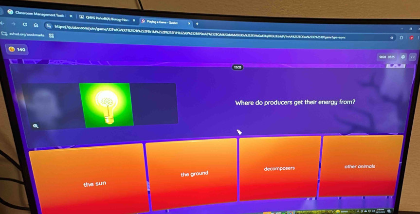 Classroom Management Tools : X 2 OHHS Perlod6(A) Biology Hon: 1 9 Playing a Gama - Quils
https://quizkzz.com/join/gamefU2FsdGVK1%2528%252FBk1M%2528%252F1962eGf25288f0mA9%2528Q8645kN0M5U8Gv%
avhsd.org bookmarks zPqtinAA%25280few%2530%2530?game7ype=aync
140
9828 0325
Where do producers get their energy from?
decomposers other animals
the sun the ground