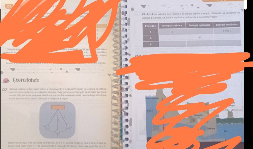 CALCULE os vatores que faltam e complete tabela a seguir ublizando os conceitos de 
energia potencial, cinética e mecânica, aplicando a sua conservação. 
a c ner te iois l qu s nte 
potenciat n re locida de 
sol0. 
a cad. k, e/ou θ
A a cm s ç d e 
Exercitando 
07 Vamos realizar a discussão sobre a conservação e a transformação de energia mecânica 
em um novo contexto: um pêndulo símples. Esse pêndulo é chamedo de simples porque é 
constituído por uma pequena bolinha e por um flo inextensível de massa desprezível que 
osclia em um único plana. Observe a imagem a seguir 
Canal 
L 

C 
Ts hóma 
Observamos aqui três posições diferentes: A. ( ∈ C Vamos imaginar que o reférencial de 
altura nula (soto com n=0) corresponda à situação B. Nesse caso, nas posições A∈ C